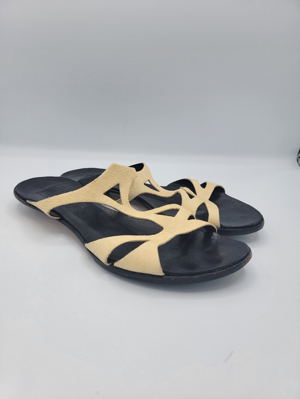 Cydwoq Cream Leather Sandals